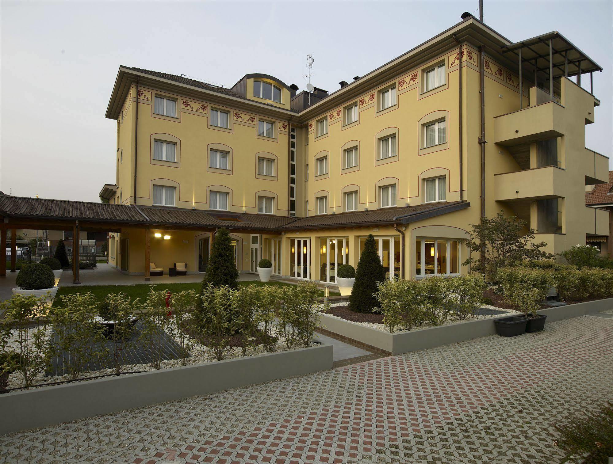 Virginia Palace Hotel غراباغناته ميلانيزي المظهر الخارجي الصورة