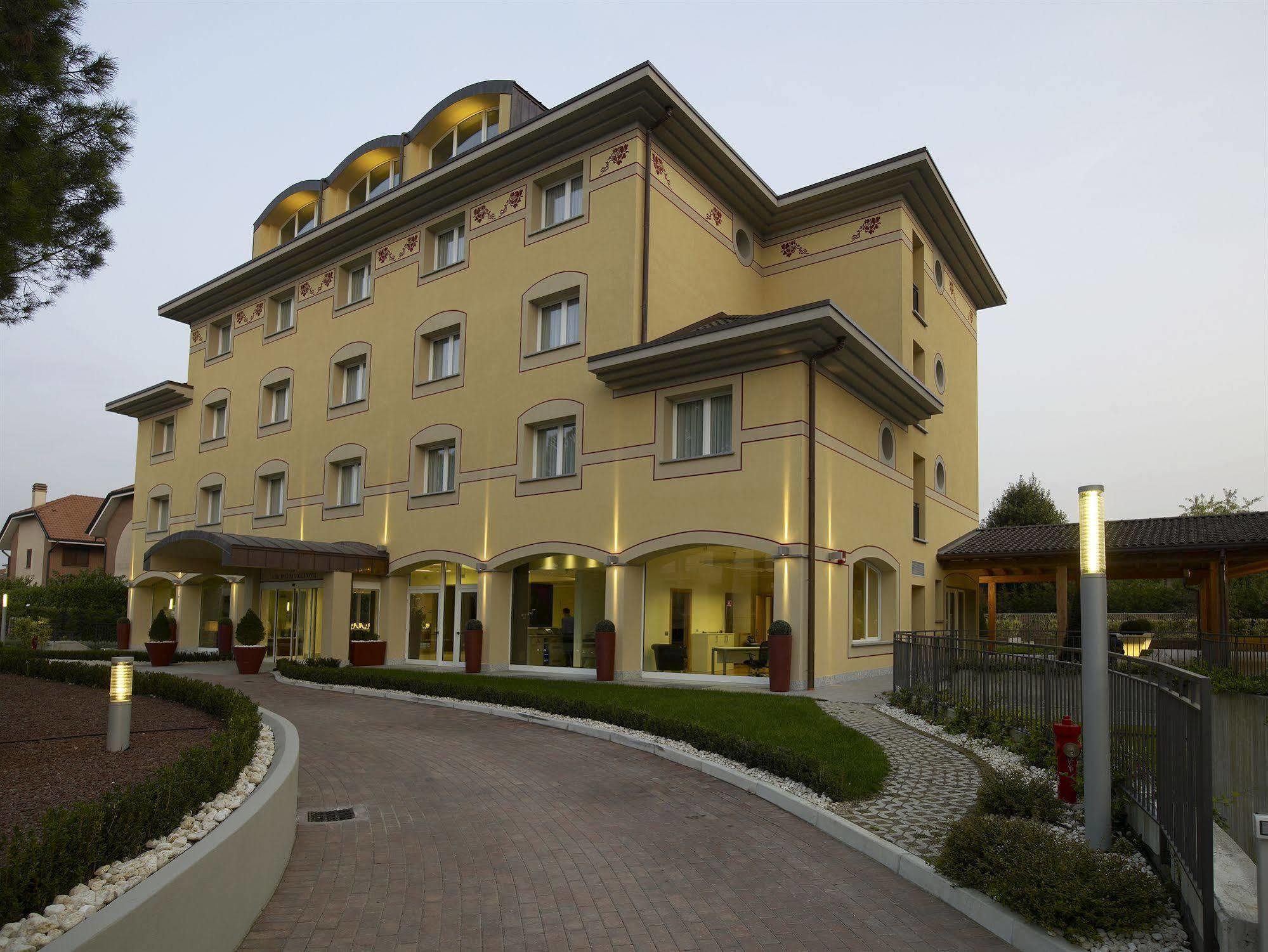 Virginia Palace Hotel غراباغناته ميلانيزي المظهر الخارجي الصورة