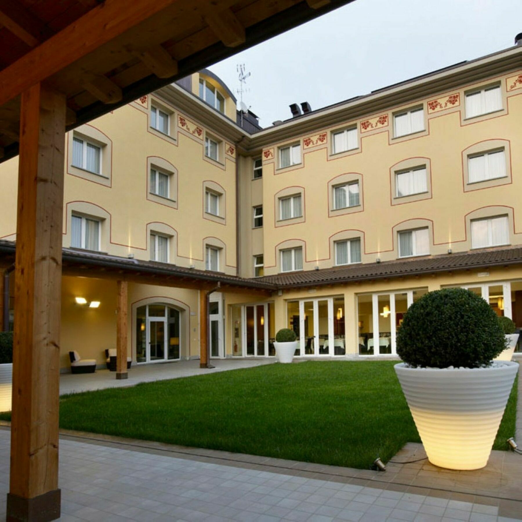 Virginia Palace Hotel غراباغناته ميلانيزي المظهر الخارجي الصورة
